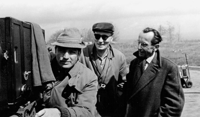 Dreharbeiten zum Film „Nackt unter Wölfen“: Szenenbildner Günter Marczinkowsky, Regisseur Frank Beyer und Bruno Apitz (v. l. n. r.), 1962
