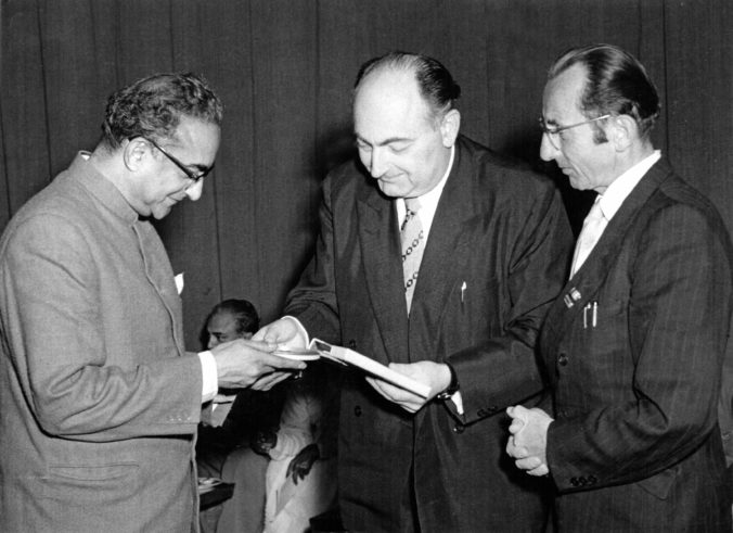 Stefan Heym (Mitte) und Bruno Apitz (rechts) als DDR-Schriftstellerdelegation in Indien, 1959