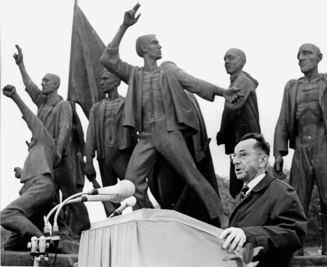 Bruno Apitz im Jahr 1967 auf einer Gedenkkundgebung in Buchenwald.