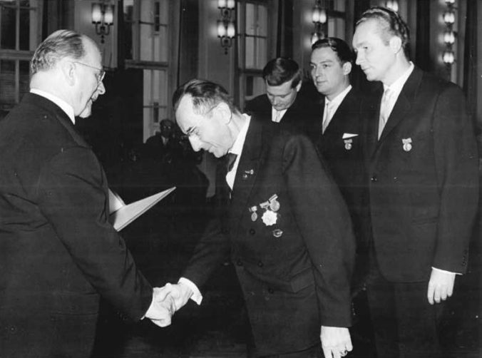 Bruno Apitz nimmt im Jahr 1963 den Nationalpreis von Walter Ulbricht entgegen, hinter ihm Frank Beyer.
