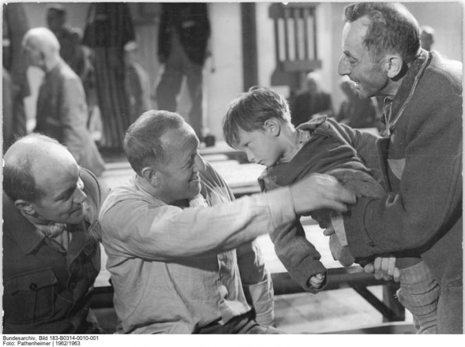 Szene aus dem Film „Nackt unter Wölfen“ mit Erwin Geschonneck (links) und Bruno Apitz (rechts) in der Rolle des alten Mannes mit dem polnischen Jungen.